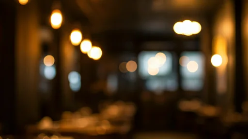 Warm atmosphere of a full restaurant